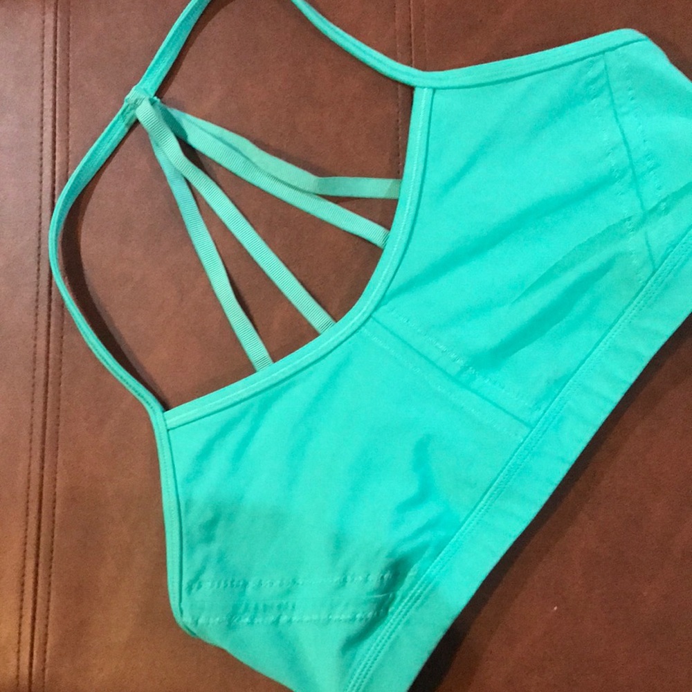 LIKE NEW! Lulu lemon teal size 4 sports bra with adjustable straps.